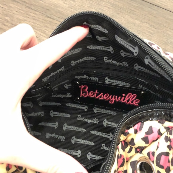 Betseyville Leopard Quilted Duffle Purse - Picture 4 of 4